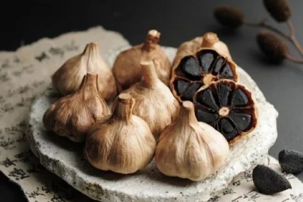 تصویر 5 از قیمت خرید سیر سیاه یزد + فروش ویژه